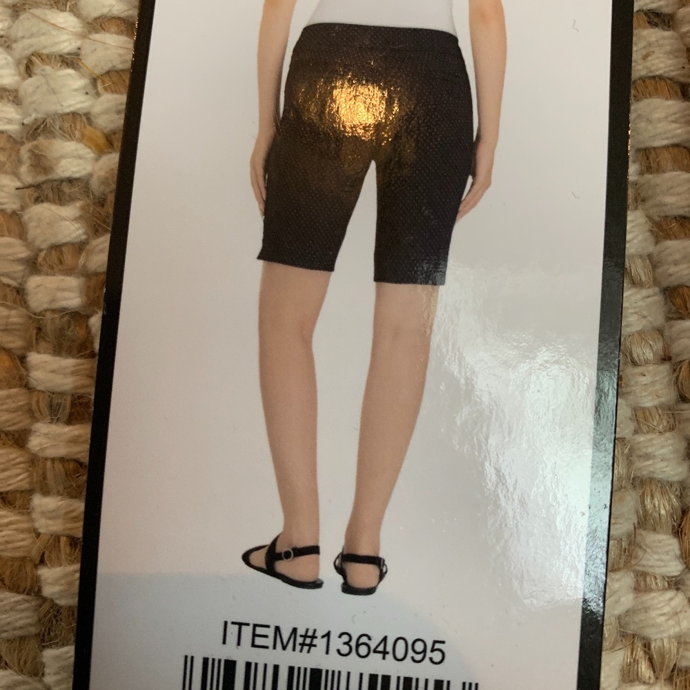 Hilary Easley bermudas. NWT . Retail 40